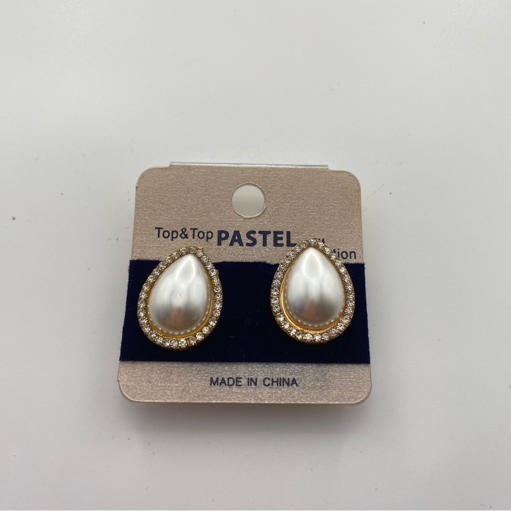 Faux Pearl Teardrop Earrings w/halo rhinestones Gold tone Clip ons
